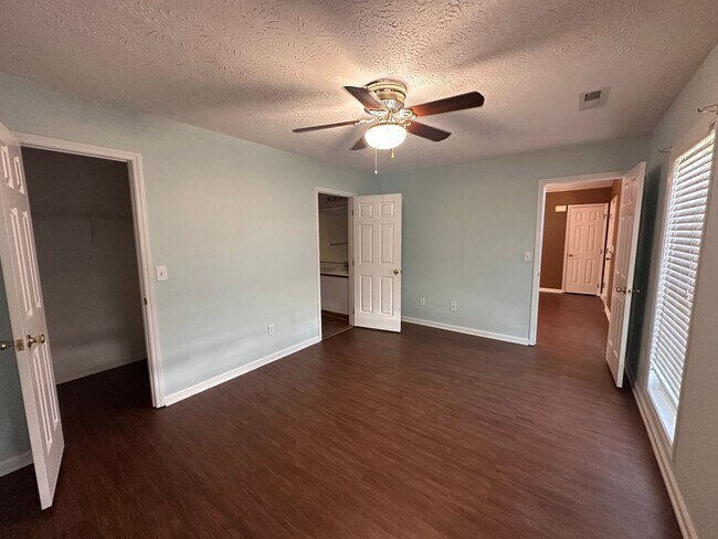 Building Photo - Stunning, pet friendly townhouse located i...