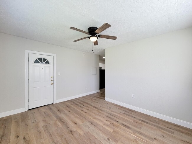 Building Photo - 711 Ave A Ave