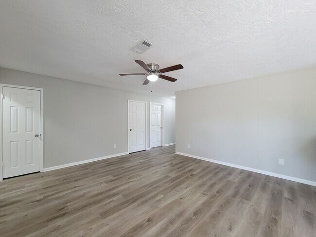 Building Photo - REMODELED 4 BEDROOM 2 BATH LEASE HOME IN H...