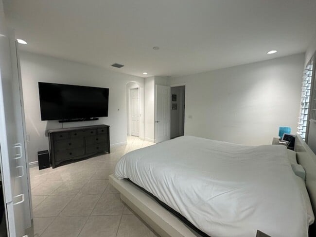 Building Photo - 8330 Summer Lake Dr SW