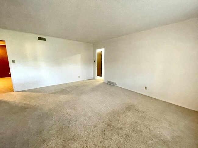 Building Photo - 905 Cottonwood St