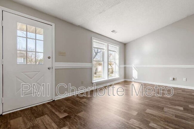 Building Photo - 3214 Old House Cir