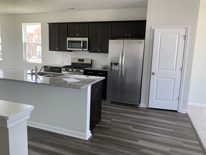 Building Photo - 5316 Daydream Dr