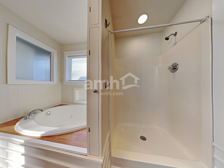 Building Photo - 17895 Grassy Knoll Dr