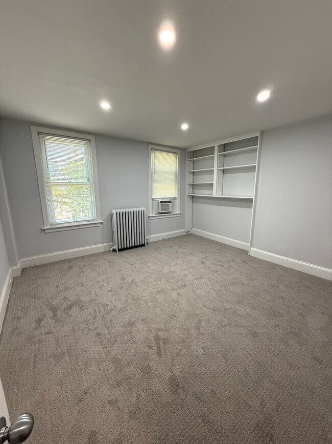 Building Photo - 4 bed 2 bath home with yard