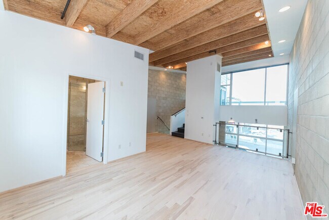 Building Photo - 717 Highland Ave