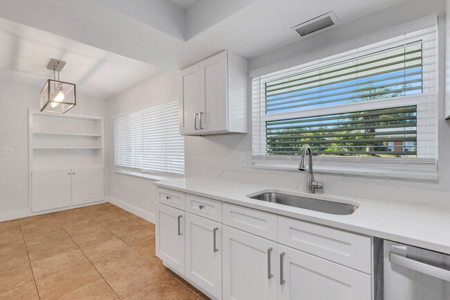 Building Photo - Modern Sarasota 3 Bedroom Home With Separa...