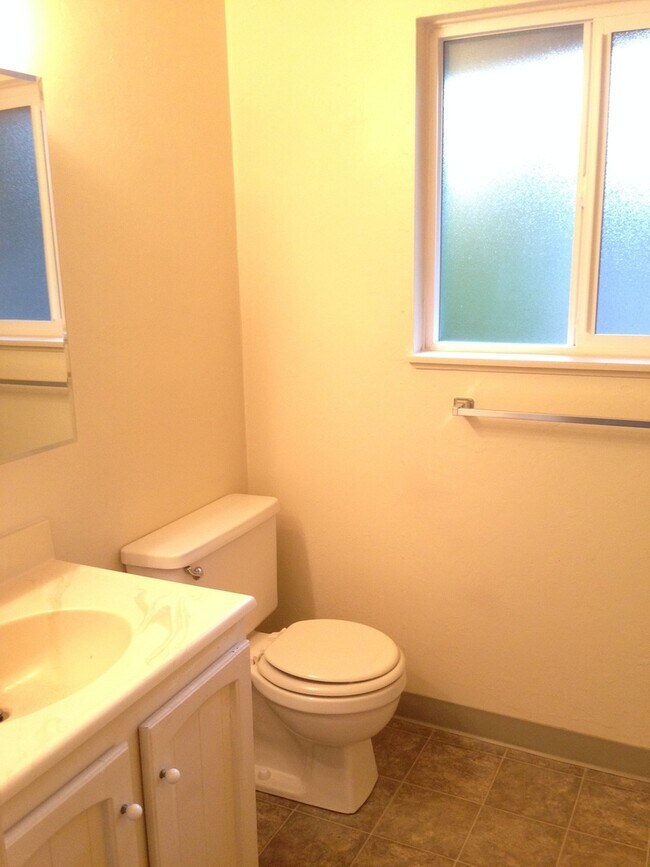 Building Photo - 3 bedroom home with large bonus room and f...