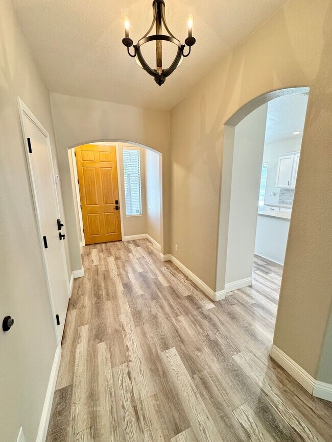 Building Photo - Pristine Single Level 3 Bedroom Home In The Sought After Gated Lagos Vistoso Community in Chandler!