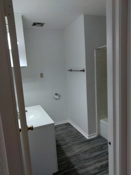 Bath with tub/shower - Eastgate Apartments