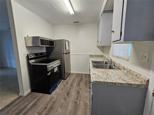 Building Photo - 3115 Adrian Ave