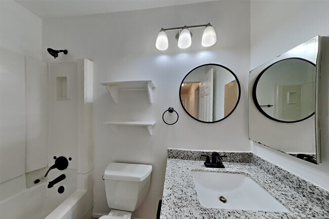 Building Photo - 2137 Parkdale Dr