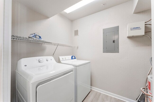 Building Photo - 1301 Crossing Pl