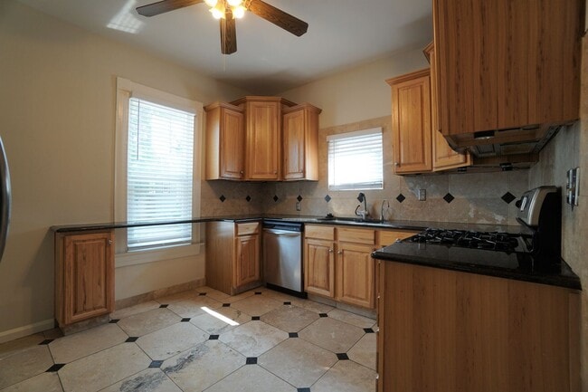 Building Photo - 808 E Kiowa St