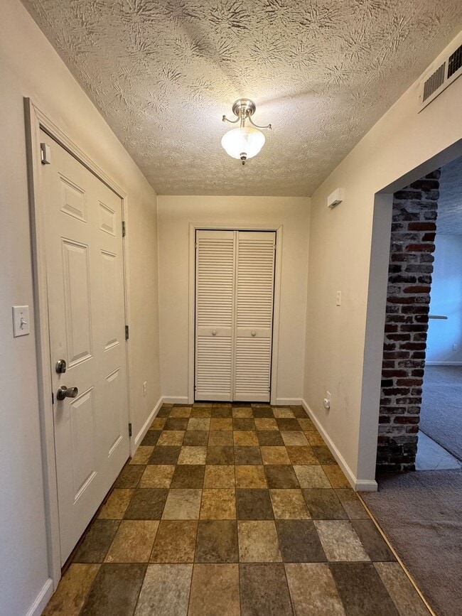 Building Photo - Quaint One Bedroom in Frankfort