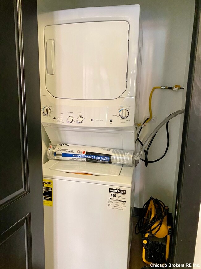 Building Photo - 411 W Belden Ave