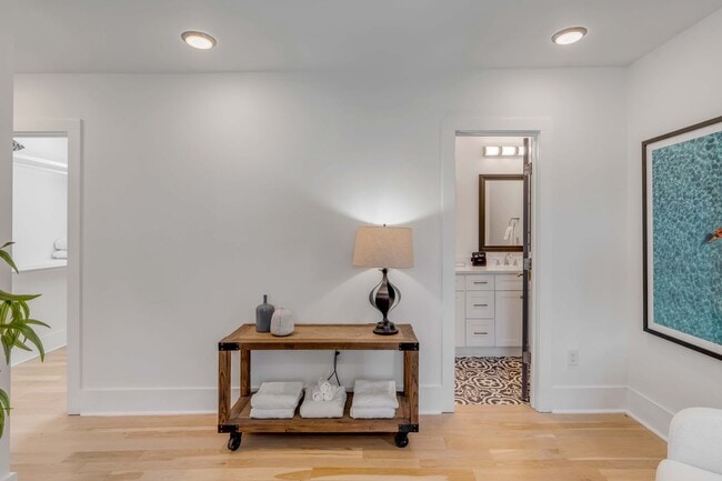 Building Photo - AVAILABLE NOW Downtown Rental