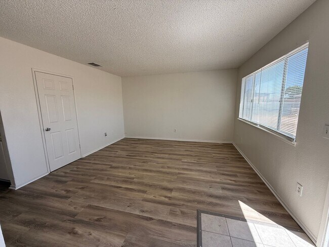 Building Photo - 3711