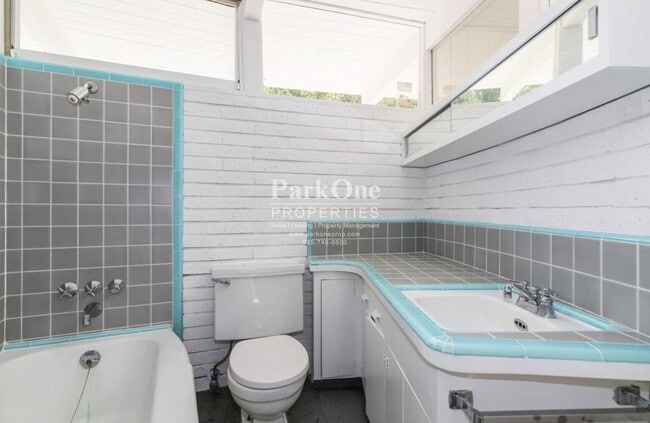 Building Photo - Single-level mid-century home in the heart of Orinda!