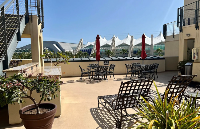 Building Photo - Fantastic Penthouse Unit Downtown Marina D...
