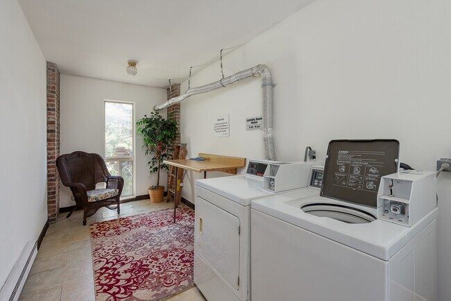 Building Photo - 720 Maple Ave