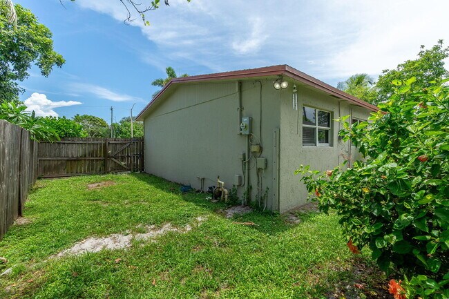 Building Photo - 2831 N Seacrest Blvd