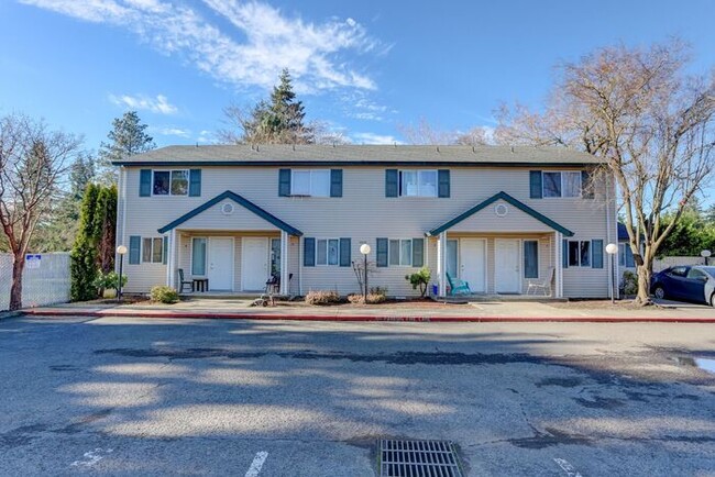 Building Photo - 2bed/1.5bath Townhome Available soon! FULL...