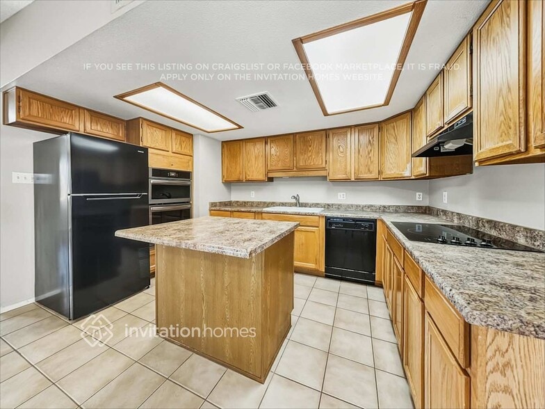 Building Photo - 8831 N 37th Dr
