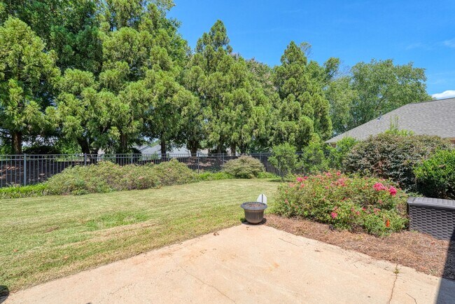 Building Photo - 210 Rivermill Ct