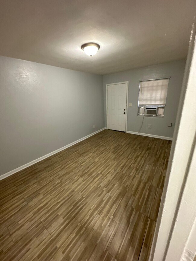 Building Photo - 2845/2847 W 6th St.