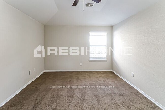Building Photo - 3037 Pinecrest St
