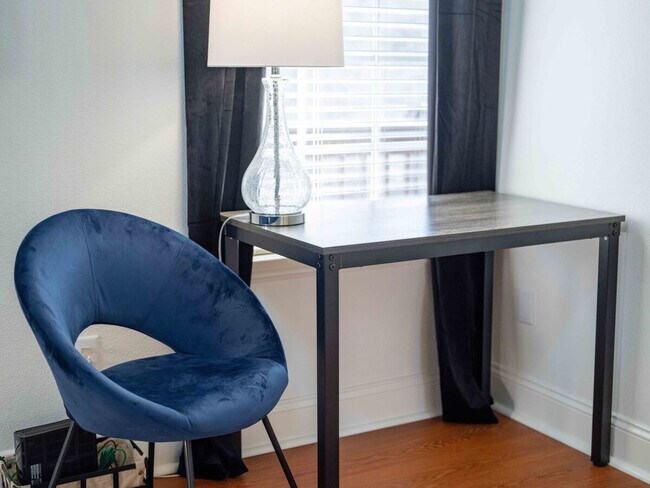 Building Photo - 1802 NW Mustang Ave