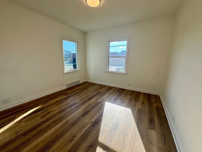 Building Photo - UPDATED 3 bed, 2 1/2 bath in central Lincoln