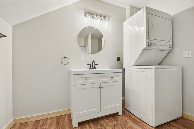 Building Photo - 2 Bedroom Rental Loft With Garage - $1150/Month