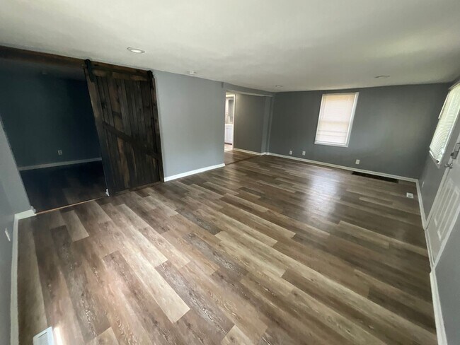 Building Photo - 2 bedroom with amazing yard!