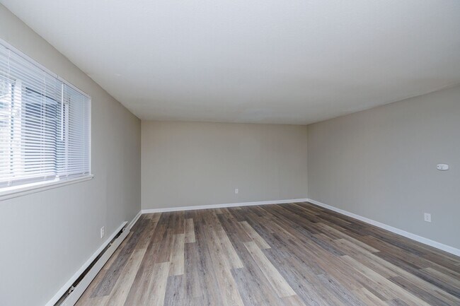 Building Photo - 3rd floor completely renovated and new owners