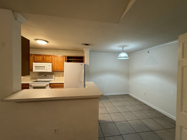 Building Photo - 217 Woodlake Wynde