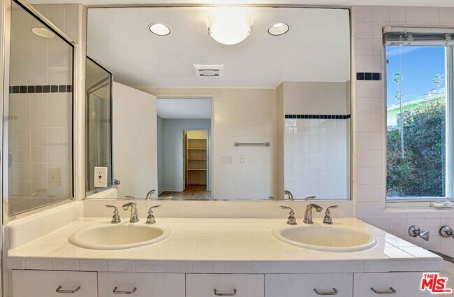 Building Photo - 811 21st St