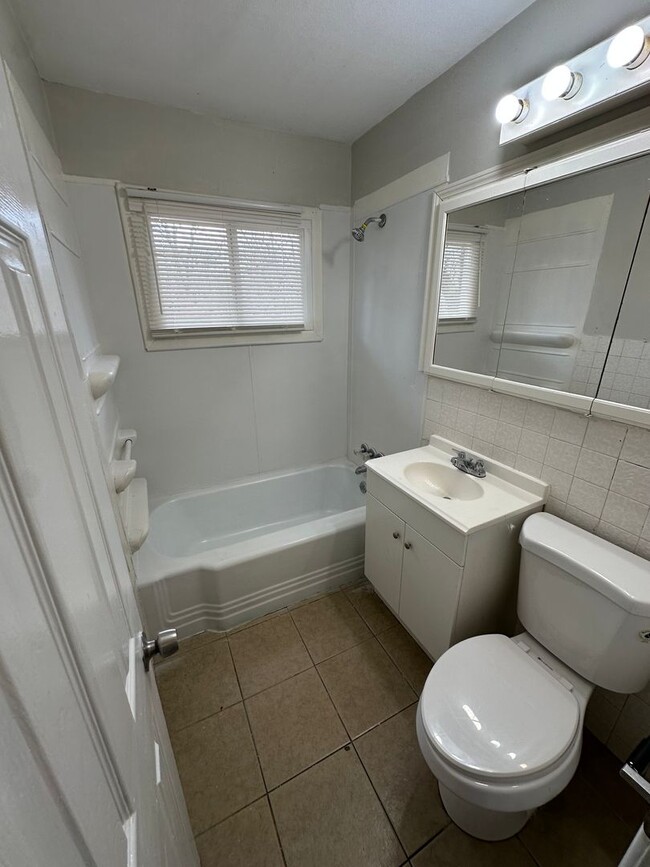 Building Photo - 4 Bed 1 Bath