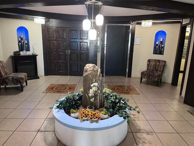 Building Photo - 3720 Inverrary Dr