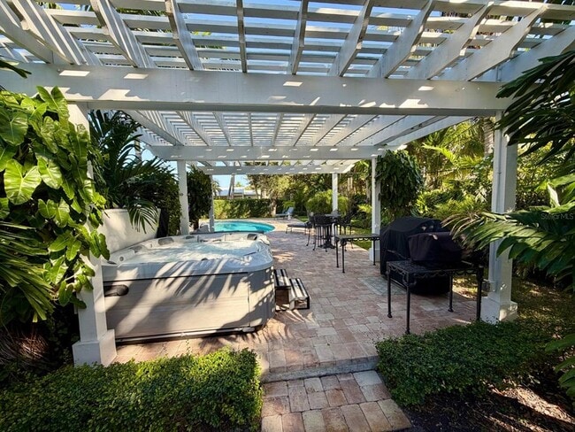 Building Photo - 1945 Anglers Cove