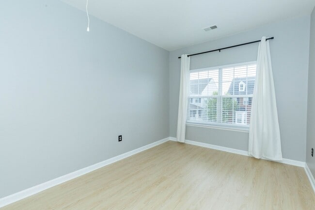 Building Photo - 4 bed, 2.5 bath Single Family Home in Char...