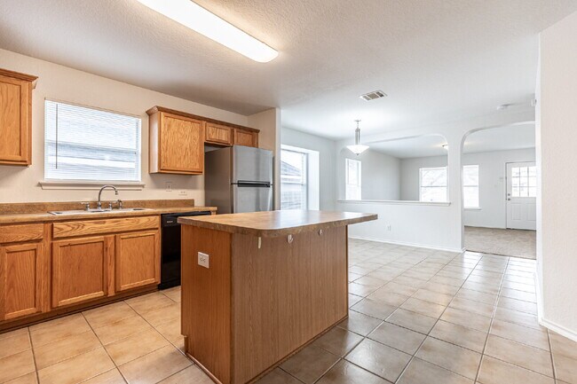 Building Photo - 2476 Medina Dr