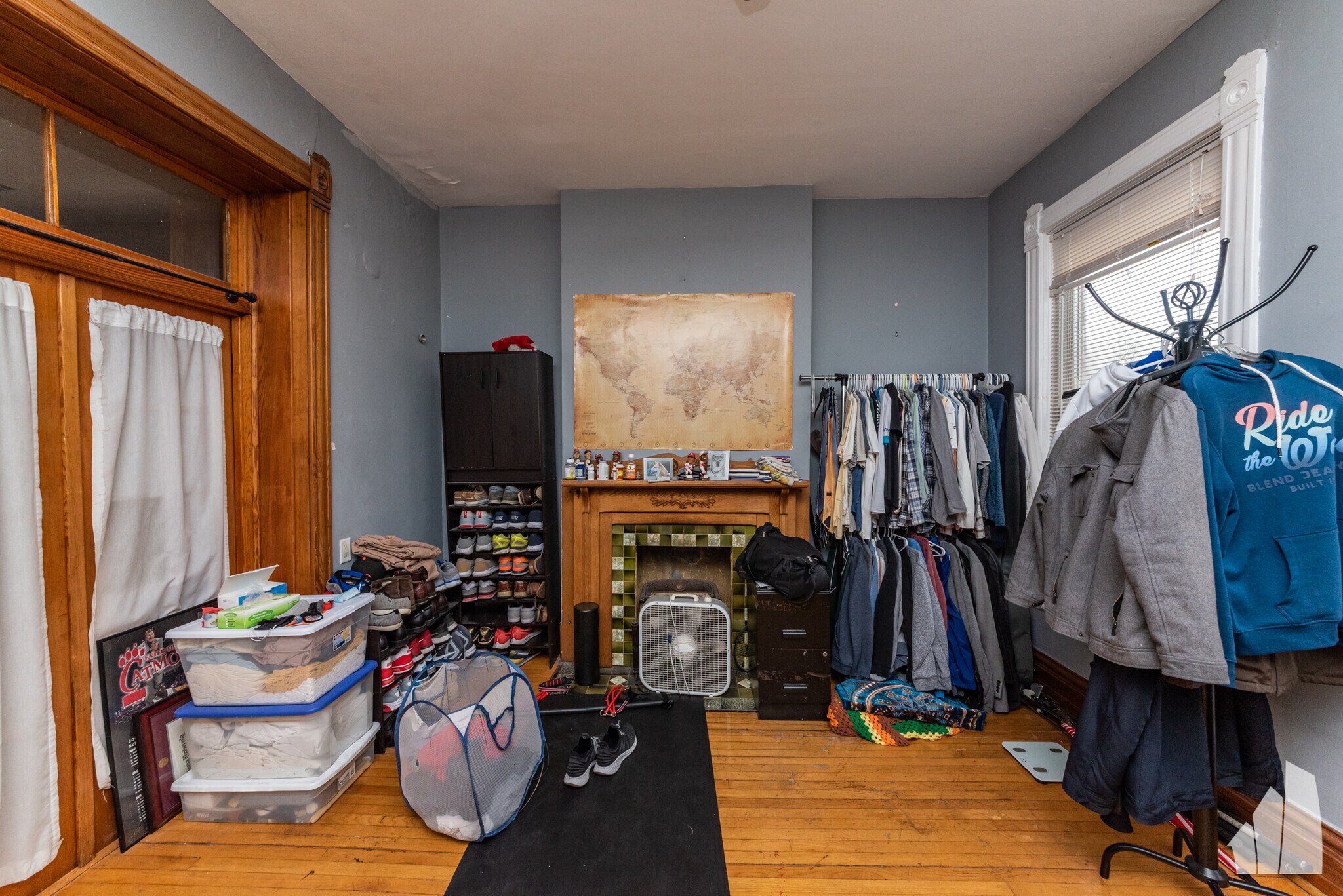 Building Photo - 2057 W Roscoe St