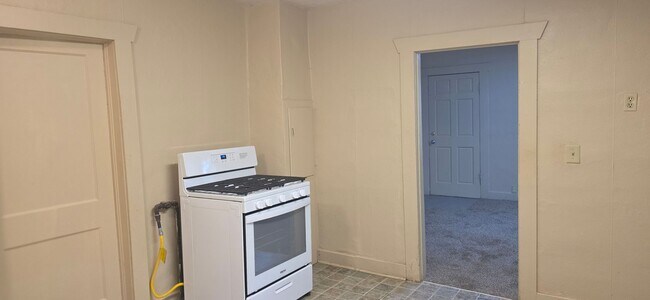 Building Photo - 2 bedroom/1 bathroom for $850!