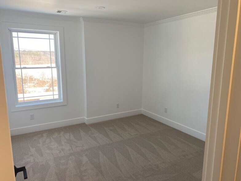 Building Photo - 53 River