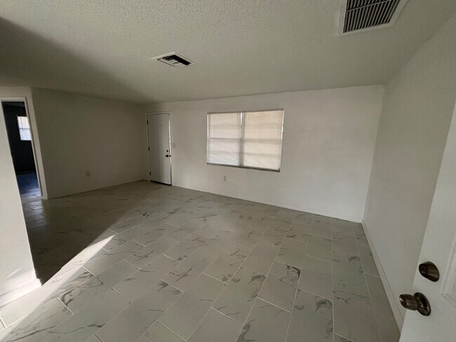 Building Photo - 4515 Needle Palm Dr