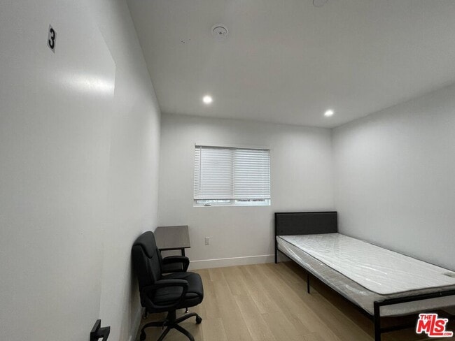 Building Photo - 1340 W 37th St