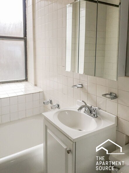 Building Photo - 540 W Briar Pl