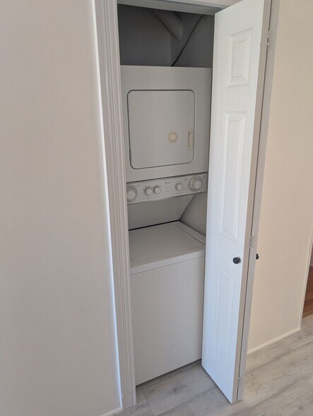 Building Photo - 2736 W Farragut Ave